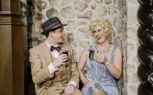 Stella Mendoza (Verena Peters) und Lawley Foss (Patrick Michel) in "Der Rächer" von Edgar Wallace (#1)