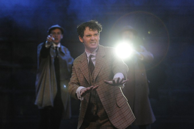 Sherlock Holmes auf spannender Fährtensuche im Dunkeln: Wo hat sich der Vierbeiner bloß versteckt?