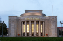 Schwarz auf Weiß: Faust kommt in neuem Gewand auf die Volksbühne am Rosa-Luxemburg-Platz in Berlin