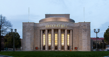 Schwarz auf Weiß: Faust kommt in neuem Gewand auf die Volksbühne am Rosa-Luxemburg-Platz in Berlin