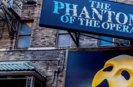 Tragisches Finale: Der letzte Kronleuchter stürzt - "Das Phantom der Oper" geht zu (Foto: AdobeStock - Florin 353454905)