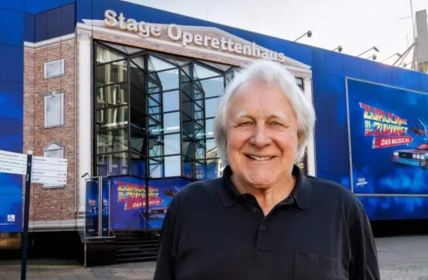 Peter Urban Radiostimme verstecktes Easter Egg in Musical (Foto: Morris Mac Matzen. Stage Entertainment)