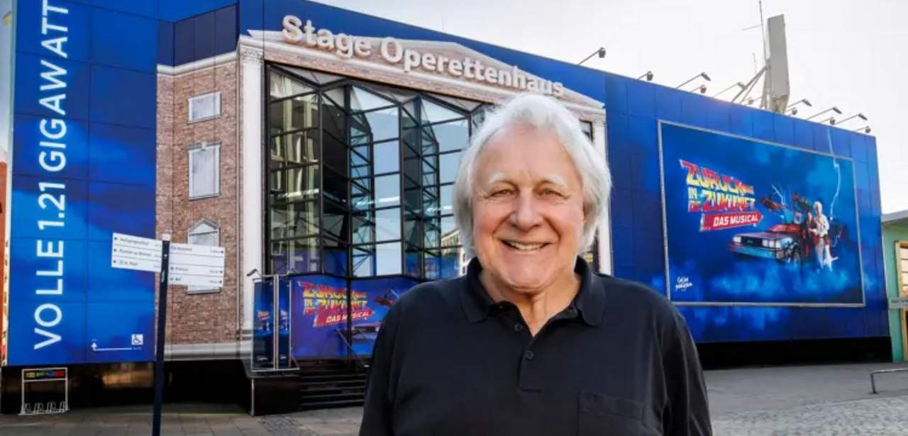 Peter Urban Radiostimme verstecktes Easter Egg in Musical (Foto: Morris Mac Matzen. Stage Entertainment)