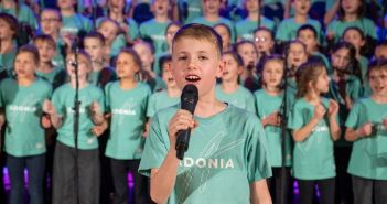 25 regionale Adonia-Juniors-Projektchöre bringen jährlich 1.600 Kinder auf (Foto: Adonia, Simon Leimbeck)