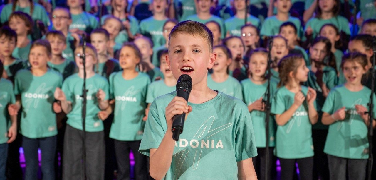 25 regionale Adonia-Juniors-Projektchöre bringen jährlich 1.600 Kinder auf (Foto: Adonia, Simon Leimbeck)